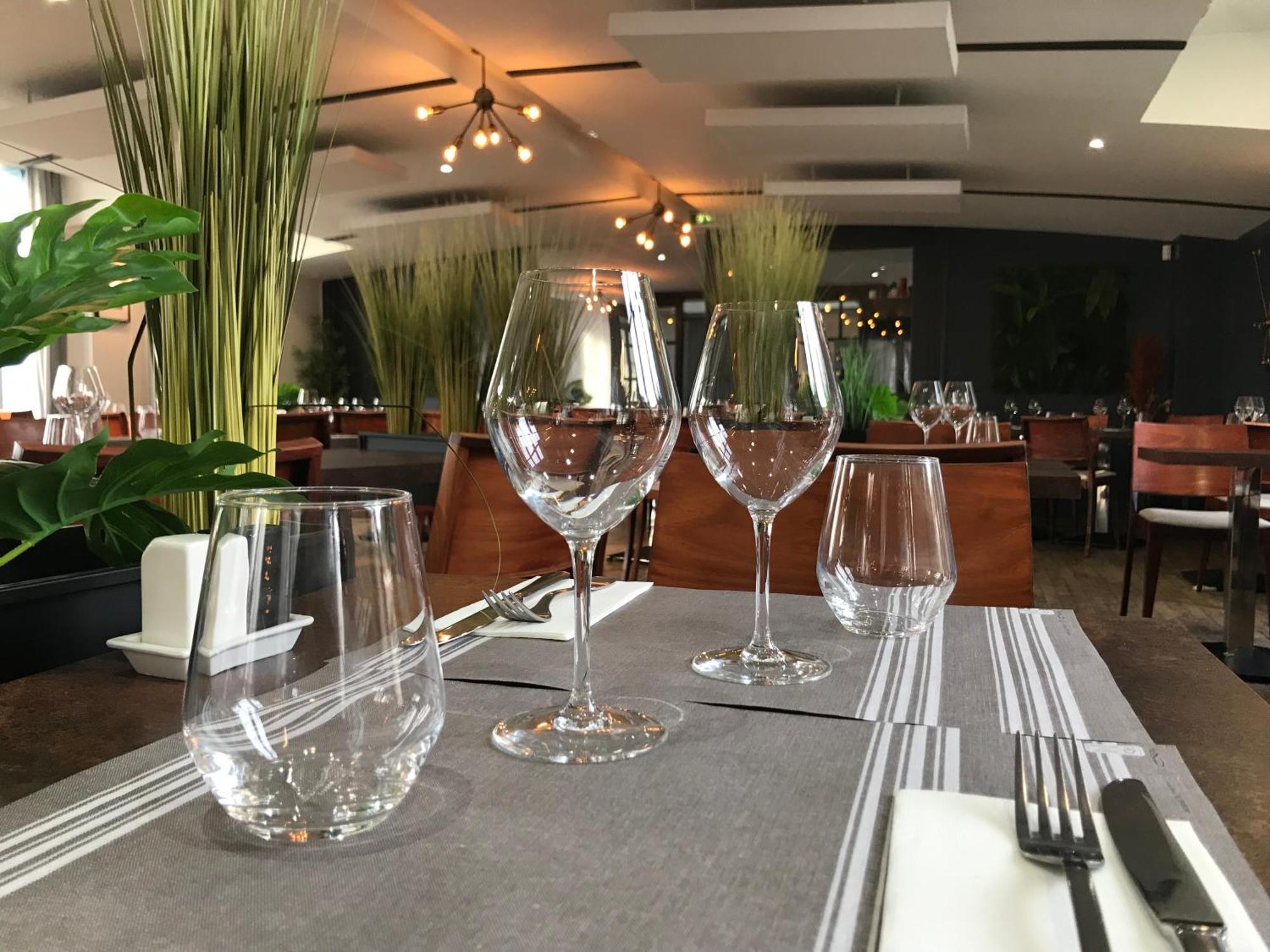 Logis Hotel & Restaurant - Les Bords De Seine ラ・ロシュ・ギヨン エクステリア 写真