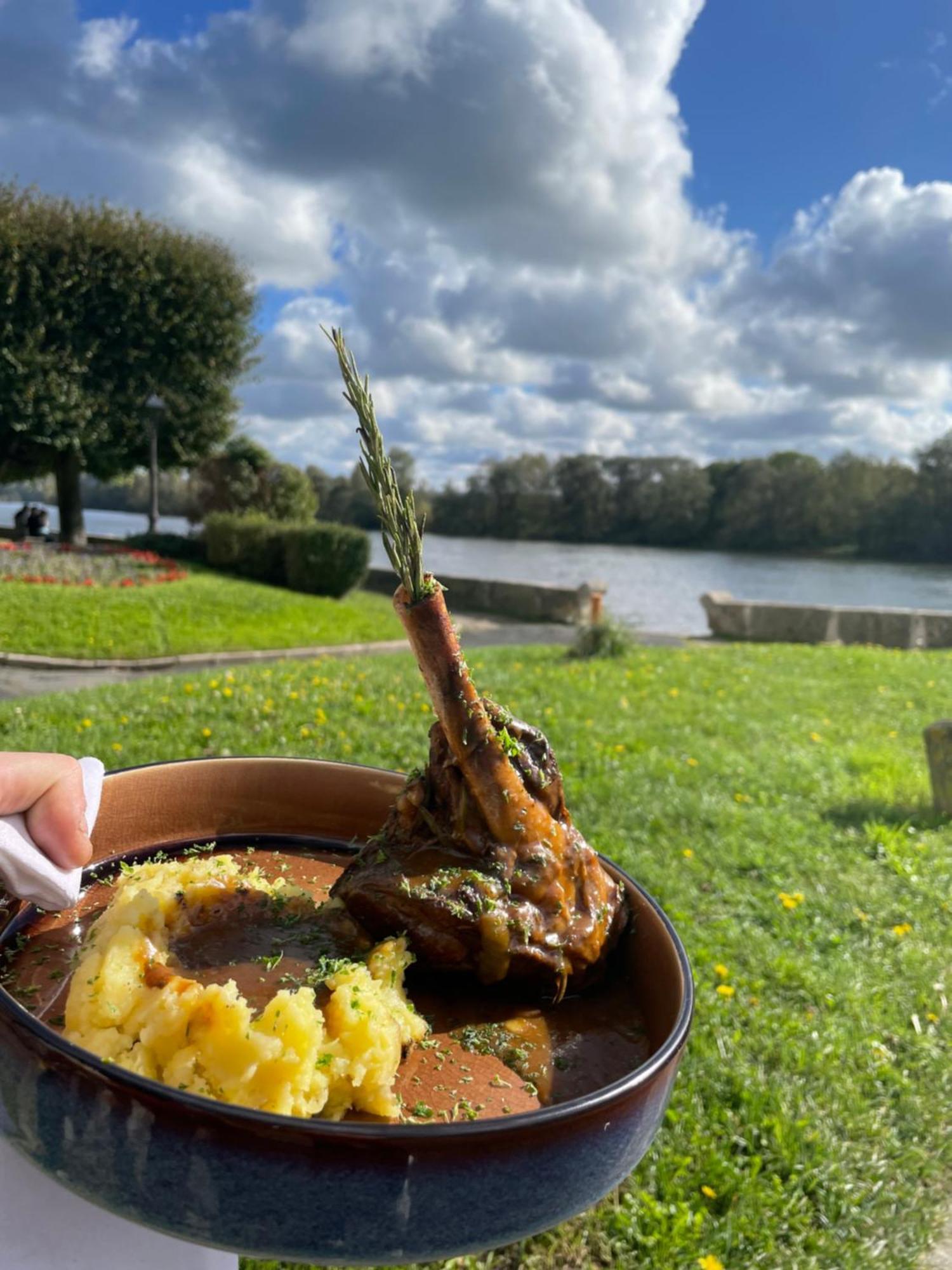 Logis Hotel & Restaurant - Les Bords De Seine ラ・ロシュ・ギヨン エクステリア 写真