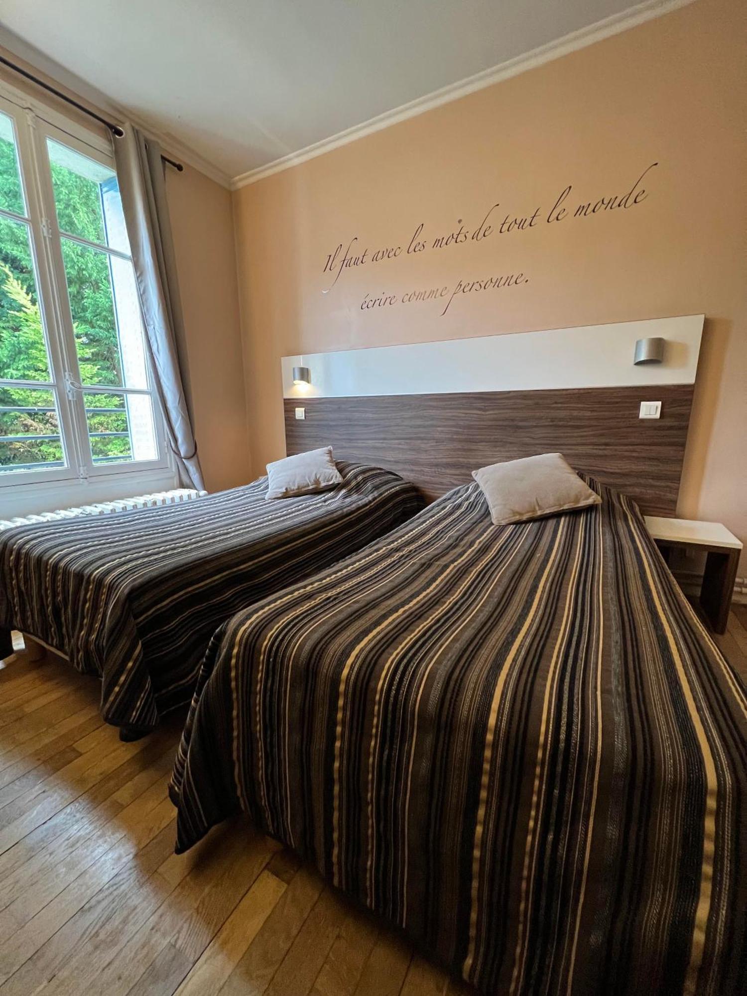 Logis Hotel & Restaurant - Les Bords De Seine ラ・ロシュ・ギヨン エクステリア 写真