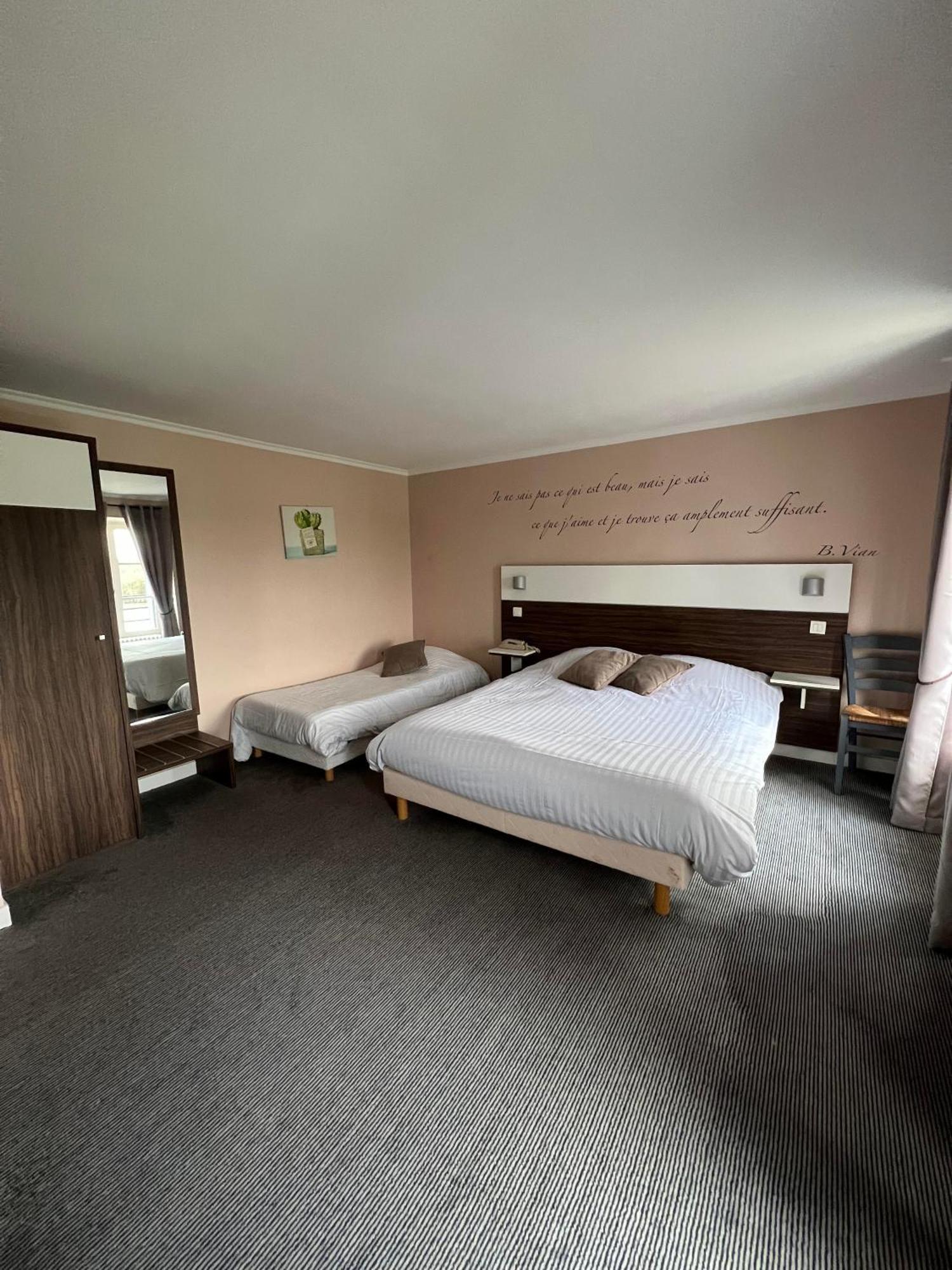 Logis Hotel & Restaurant - Les Bords De Seine ラ・ロシュ・ギヨン エクステリア 写真