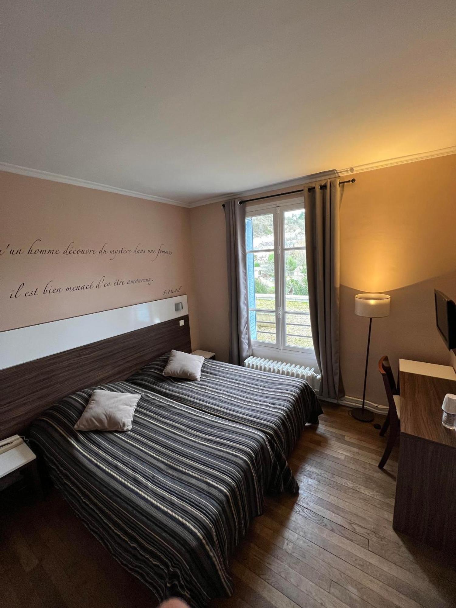 Logis Hotel & Restaurant - Les Bords De Seine ラ・ロシュ・ギヨン エクステリア 写真