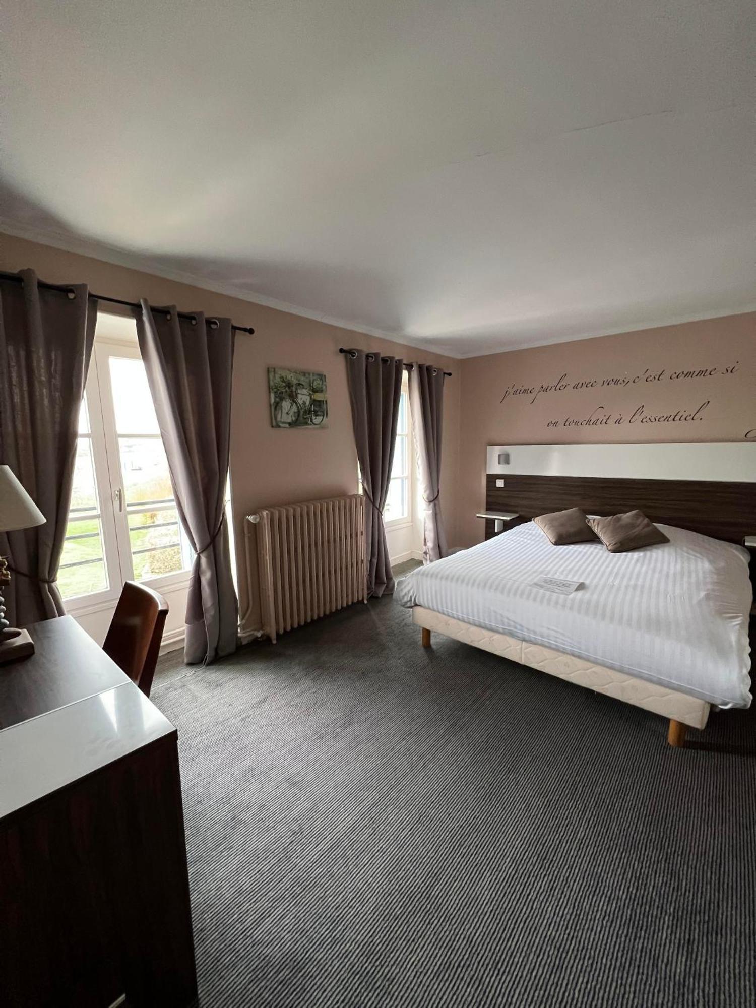 Logis Hotel & Restaurant - Les Bords De Seine ラ・ロシュ・ギヨン エクステリア 写真