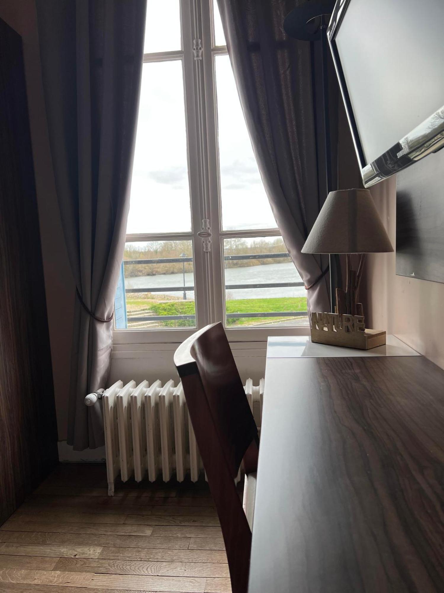 Logis Hotel & Restaurant - Les Bords De Seine ラ・ロシュ・ギヨン エクステリア 写真