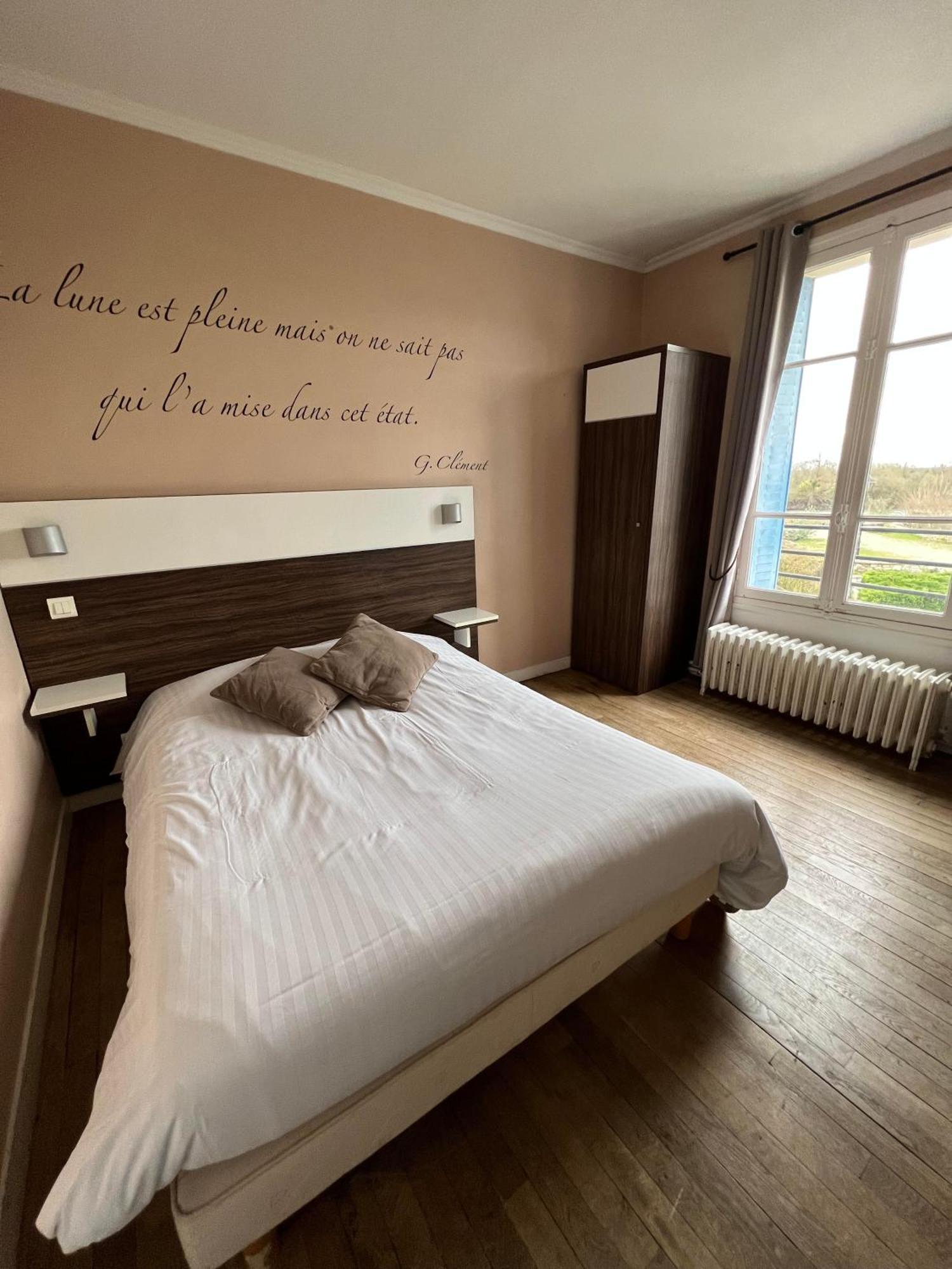 Logis Hotel & Restaurant - Les Bords De Seine ラ・ロシュ・ギヨン エクステリア 写真