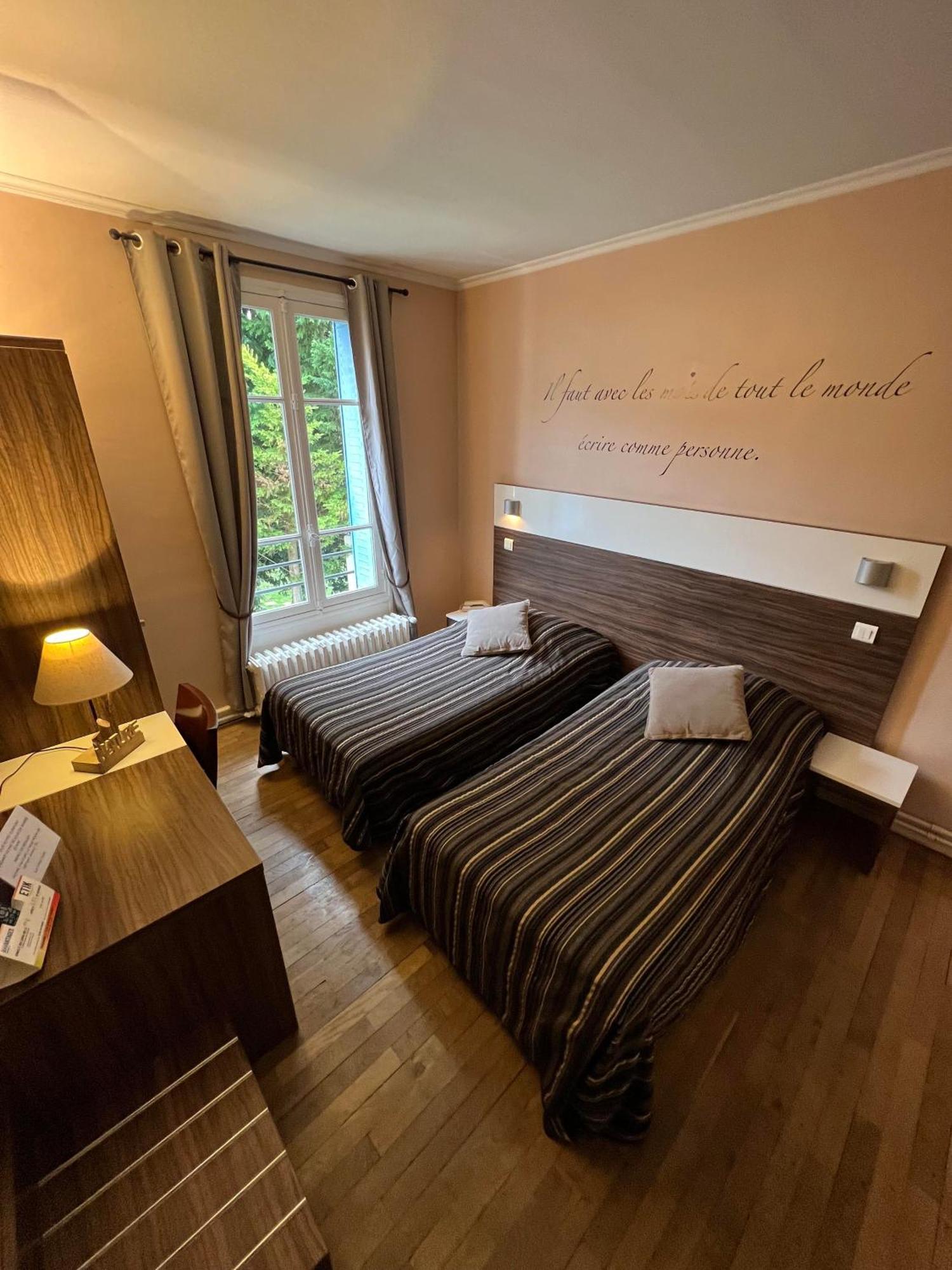 Logis Hotel & Restaurant - Les Bords De Seine ラ・ロシュ・ギヨン エクステリア 写真