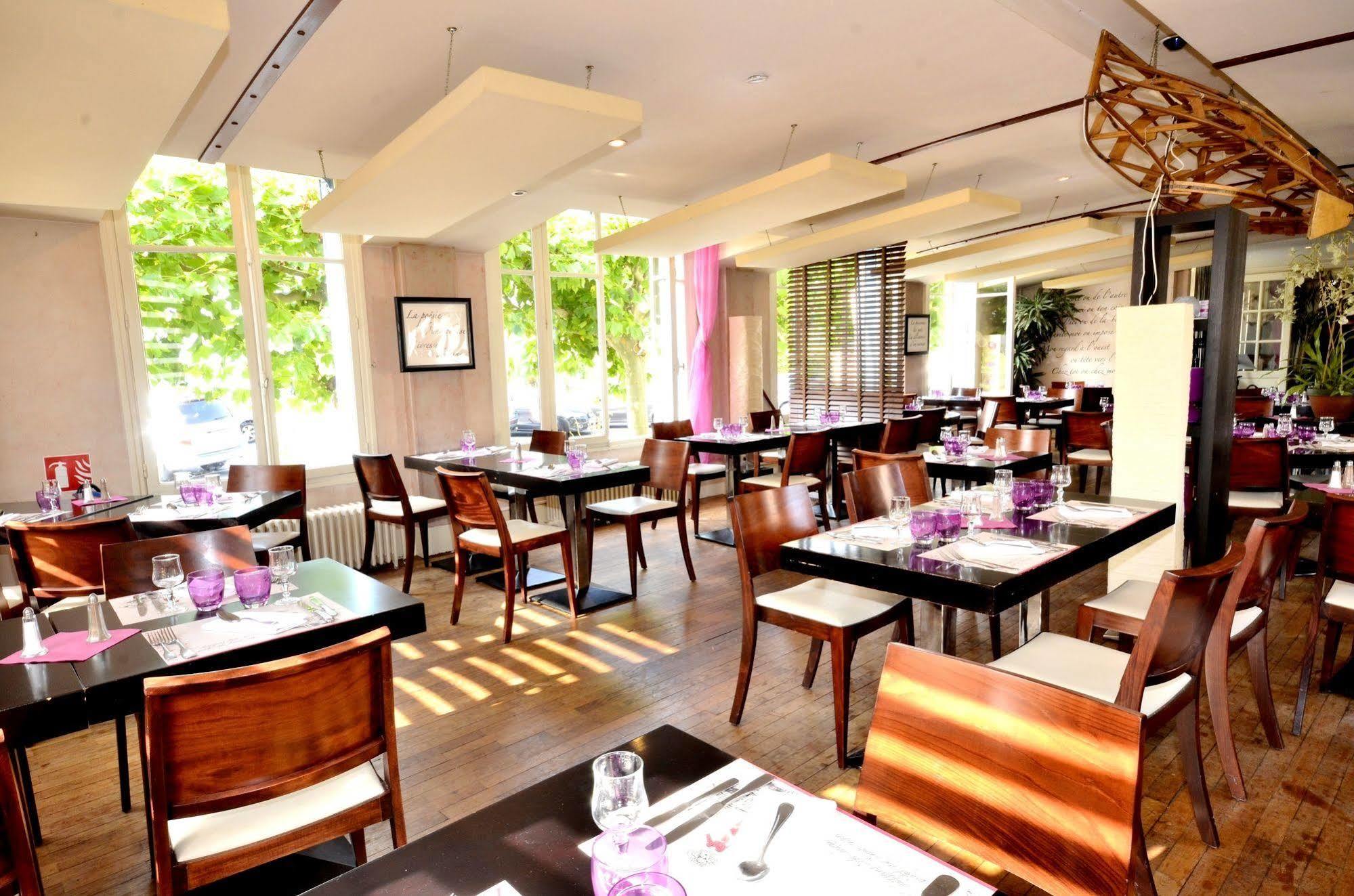 Logis Hotel & Restaurant - Les Bords De Seine ラ・ロシュ・ギヨン エクステリア 写真